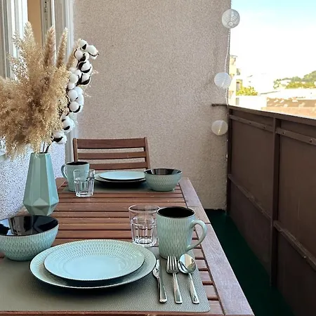 Stylish Balcony 2 Br Apartament